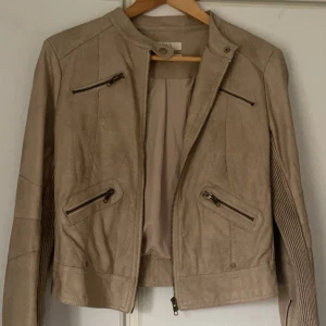 Beige skinnjacka  - Super fin vintage jacka, storlek s