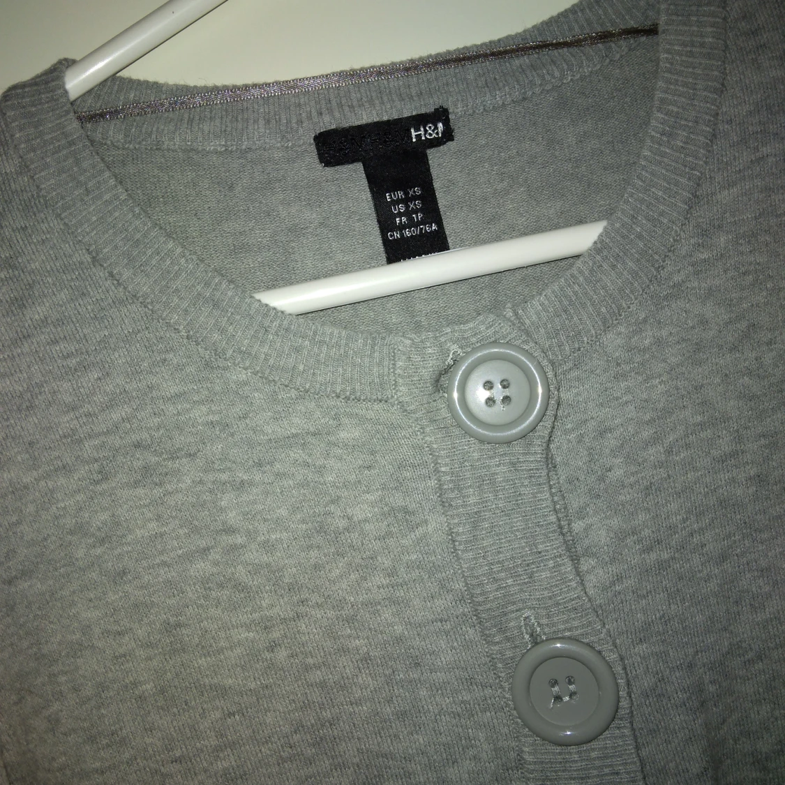 Grå kofta med stora knappar. Mjuk Bomull. Strlk: 34 / XS.  - 2