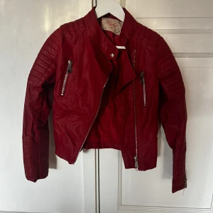 Röd biker skinnjacka - Säljer min röda skinnjacka från chiquelle. Storlek medium men är väldigt liten så skulle säga att den är mer S/XS i storlek. Använd en gång. 