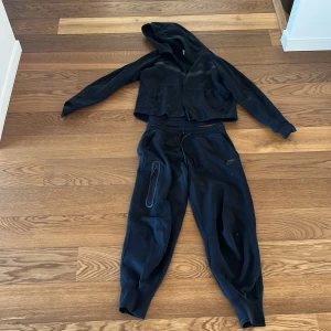 Nike Tech sett  - Ett populärt Nike tech sett i färgen svart. Väldigt gott skick. Passar både till träning och vanliga kläder. Nypriset är 2000kr för båda delarna. Jag säljer båda delarna men om man bara vill köpa en del går det också bra. 400kr för båda. 