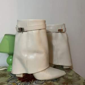 Givenchy liknande boots i storlek 37.