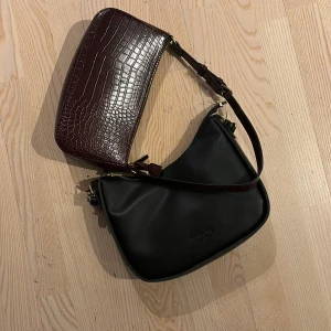 Väskor  - Väskor  Aldrig använd  50 kr styck  Inte äkta skinn  Köpare står för frakt  