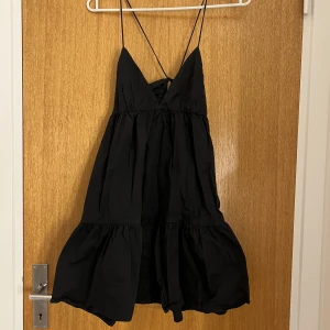 Klänning - Superfin klänning från zara med knytning i ryggen, storlek M men liten i storleken.