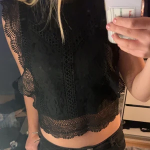 ONLY topp  - jättefin only tröja använd 1 gång, lite genomskinlig på baksidan.  Nypris ca 399kr säljer för 150kr 