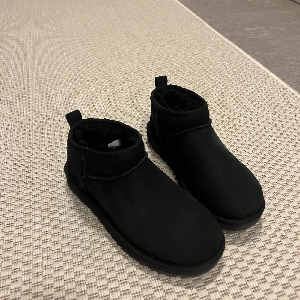 Säljer helt nya äkta uggs använda 2 gånger då jag köpt en annan färg istället. . Skor.