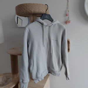 Tiger of Sweden Hoodie - Använd men bra skick! Den är vintage! Köparen står för frakten