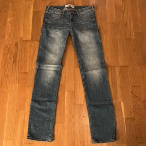 Lågmidjade hollister jeans - Säljer dessa jeans pga att dem inte har kommit till användning dem är enbart testade!💕Storlek W27 L33!💕 Vill ni ha fler bilder så går de självklart att lösa!💕
