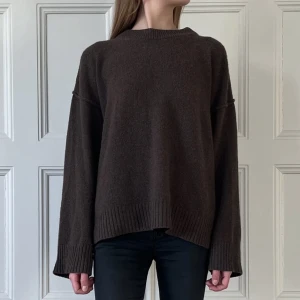 Arcane attire kashmir tröja  - Så fin tröja i 100% återvunnet kashmir från Arcane attire med synliga sömmar . Slutsåld på hemsidan.