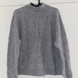 Stickad tröja från Uniqlo - Storlek S, använd 3 gånger endast! Som ny! Jätteskön, sticks inte!