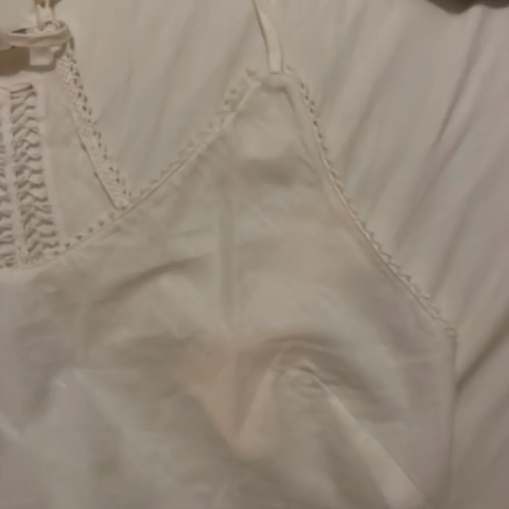Skit snygg topp i linne med virkade detaljer och justerbara band!đstrl varierar du dĂ„ kan justera banden, brukar ha 32-34 men denna passar bra. YlĂ€osat.
