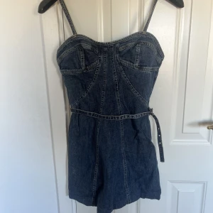 Jeansklänning med bälte - Söt jeansklänning/topp i gott skick. Skriv om du vill ha bättre bilder! Använd ”köp nu”. 
