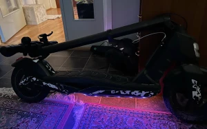 Säljer Min Modifiera Elscooter - Säljer nu min el-scooter som jag har haft i ett år. Den har gått mycket, men jag har helt fixat den och modifierat utseendet. Jag har installerat nya däck, LED-ljus på undersidan osv. Jag har också installerat en elhorn. Lägg ett bud. Ny sån (10000kr)