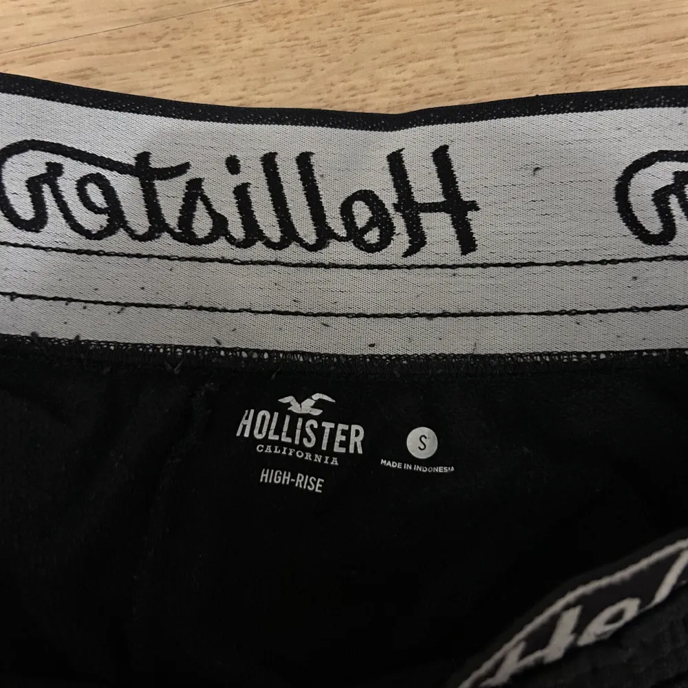 Snygga mjukisbyxor från hollister, fint skick. Jeans & Byxor.