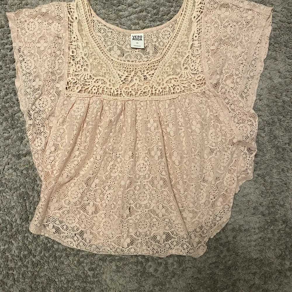 Säljer denna jättegulliga rosa blus från Vero Moda!💗👏🏼 Kom privat för frågor osv!. Blusar.