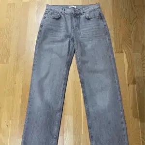 Jeans från Gina Tricot i nyskick  Säljs pga att de har blivit för små Modell straight low Strl 34 Pris 200 kr  Finns i Hässleholm kan skickas mot fraktkostnad  