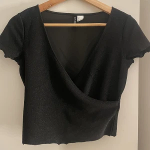 Glitter topp - Jätte fin glittertopp som passar jättebra till festligare tillfällen eller nu till nyår ❤️‍🔥🤍