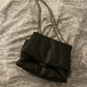 så fin väska som går att justera i längd beroende på om du vill hänga den på axeln eller runt kroppen !! 💗