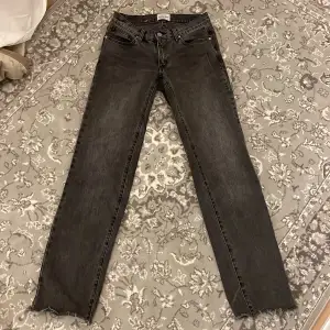 Ett par fina svart/gråa low/midrise straight jeans som inte kommer till användning längre tyvärr💕 dom är i väldigt bra skick utan hål, skriv för frågor❤️.. 