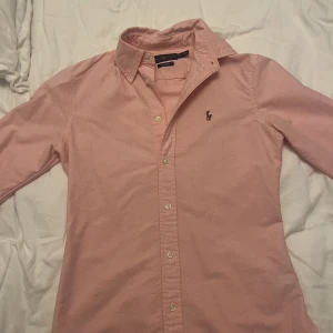 Ralph Lauren skjorta - Rosa ralph lauren skjorta. Köpt för många år sedan i butik i USA.