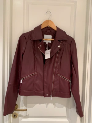 Jacka i konstläder - springfield skinnjacka från zalando stl 36 aldrig använd helt ny ny pris 599kr