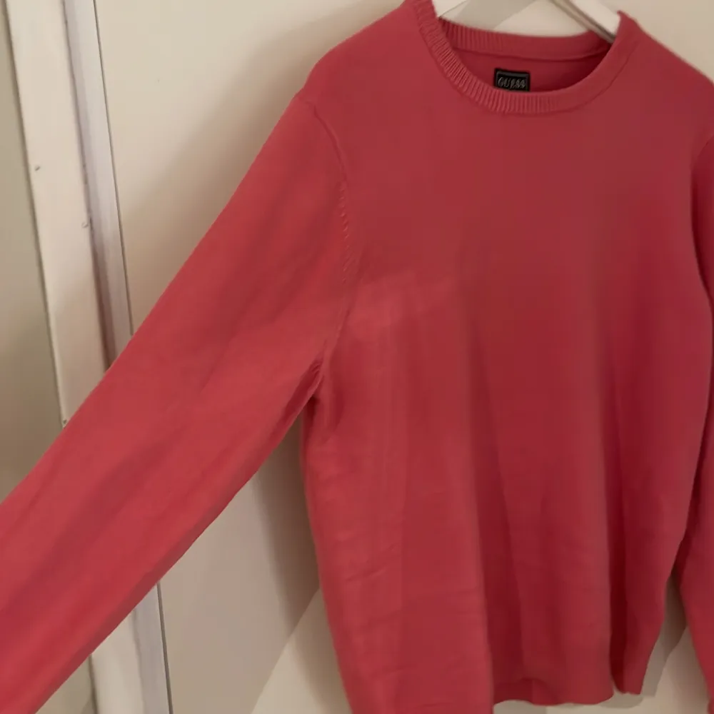 En skitsnygg rosa stickad guess tröja!💕original pris: 639kr.  Aldrig använd, med prislappen kvar!Skriv för frågor!. Tröjor & Koftor.