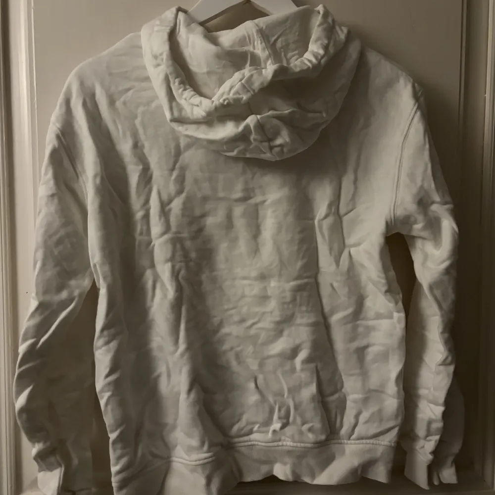 En vit simpel hoodie. Inga fläckar och knappt använd. Superfin!. Hoodies.