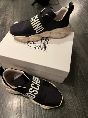 Moschino sneakers - Storlek 39!🫶🏽 Köpte ifrån miinto sidan, knappt använda alls ny var runt 3700kr Tillkommer dustbag och sko lådan 🫶🏽