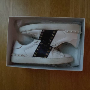 valentino skor - Säljer mina valentino skor då de inte kommer till så mycket användning och jag är i behov av pengar. Jag blev utloggadfrpn mitt andra konto så lägger upp igen. Dustbag, extra skosnören & äktighetsbevis finns. Köpta för lite mer än 7000kr.