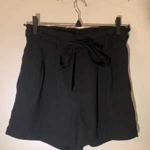 Söta kostymshorts! - Söta kostymshorts från Gina Tricot! Har dragkedja i sidan och midjan går att justera. I storlek 34, passar xs 💕Säljer dem då de inte kommer till användning. Har du frågor eller är intresserad, skriv! 🫶🏻