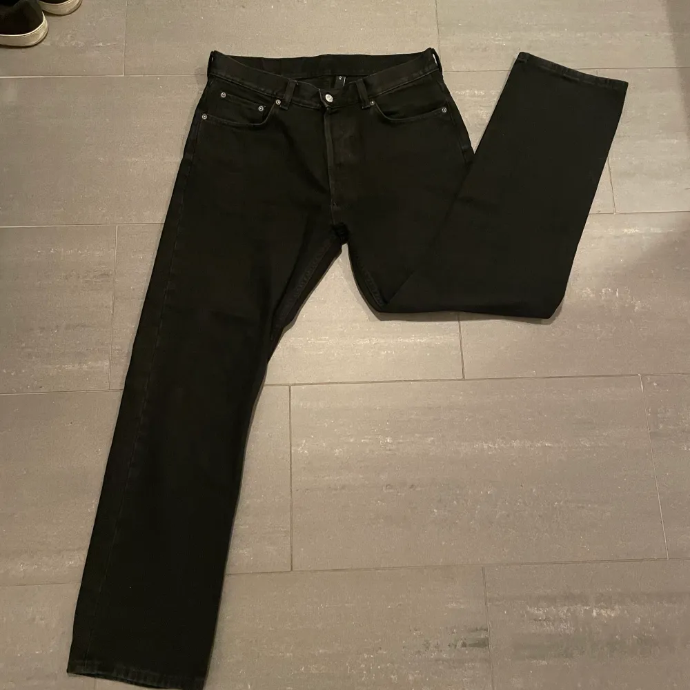 Säljer ett par helt nya weekday space relax jeans. Svarta i storlek 31/32. Jeans & Byxor.