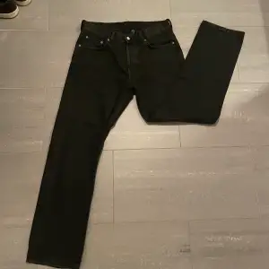 Säljer ett par helt nya weekday space relax jeans. Svarta i storlek 31/32