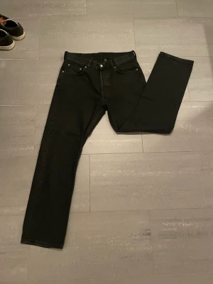 Weekday jeans - Säljer ett par helt nya weekday space relax jeans. Svarta i storlek 31/32