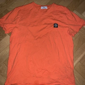 Stone island t-shirt - Säljer min stiliga stone island t-shirt. Den har inga skador eller fläckar, jag köpte den på myrorna för ett tag sedan. Priset är diskuterbart och ställ gärna frågor!