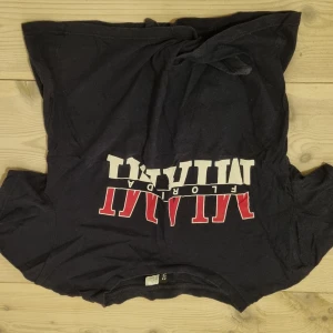 Magtshirt - Tshirt med knut från HM. Fint skick