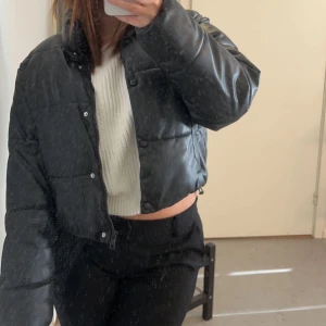 Vinterjacka - Svart jacka perfekt till vintern och nu när det blivit lite kallare. Använts en del förra vintern så den är inte i nyskick.