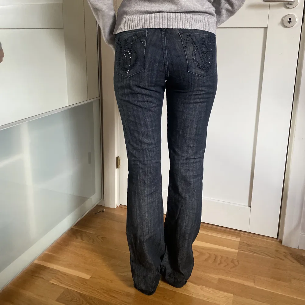 Lågmidjade jeans med detaljer på fickorna vilket gör det unika. Jag är 163 cm på bilderna. Midjemått 36 cm rakt över. Innerbenslängd 85cm. Lite slitna längst ned kan skicka bilder privat. . Jeans & Byxor.