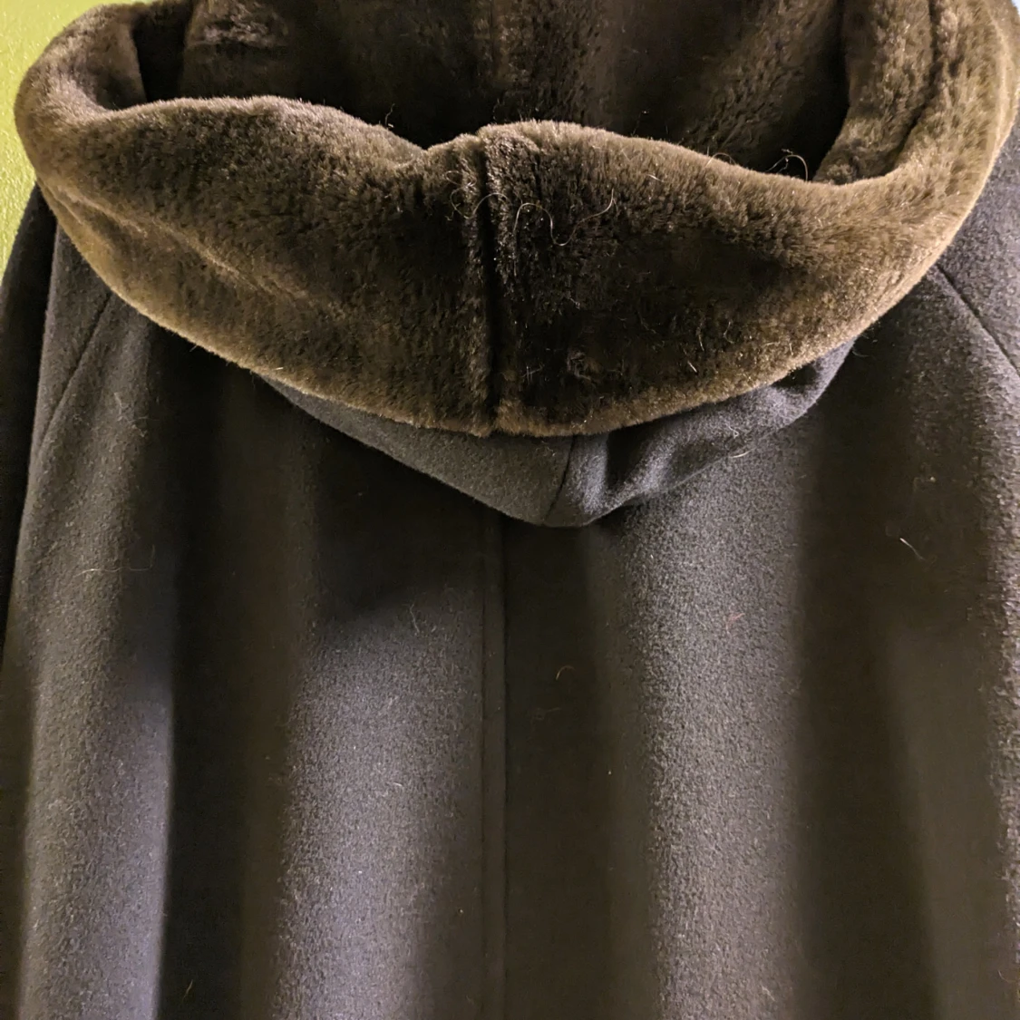 Lång svart kappa - 91