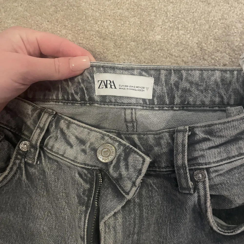 Fina ljusgråa jeans från zara. Dom har slits vid benet. Nypris 400kr. . Jeans & Byxor.