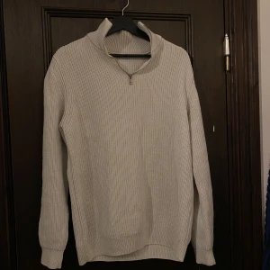 Half zip - Säljer en vit Half zip från Zara som är i toppskick. Säljer den pga den är för stor.