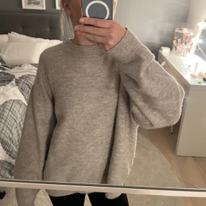 Stickad tröja - Jätte gosig stickad tröja från hm💗 Fint skick, inga defekter💗Pris kan diskuteras, använd gärna köp nu🙌🏻