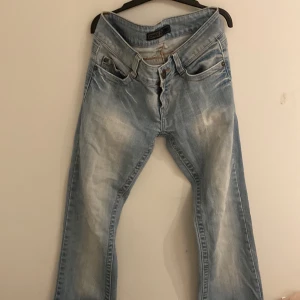 Only jeans low bootcut - Köpte dom secondhand för några månader sen. Säljer dom pga dom är för små för mig och för korta. Hon på bilden är 167 ca och dom är lite för korta för henne. Ganska tighta. Men det är stl W27 L32