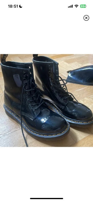 Dr. Martens  - Säljer dessa snygga kängor från Dr.  Martens! Hade egentligen inte velat sälja dem men de används aldrig. Använda ca 5 gånger kanske, nästan som nya! Skriv gärna för fler bilder eller om du undrar nåt💕Pris kan vara diskuterbart🥰