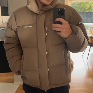 Arigato Jacka - Tjena säljer nu min skitsnygga och varma arigato jacka, Har råkat gå emot något på armen som syns på bilden. Ser mer ut på bilden än var det gör i verkligen.  Nypris 5500kr  Size Xs men passar mig som brukar bära M, Passar mig 175 cm kort