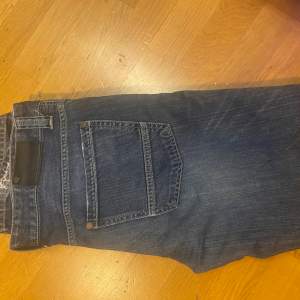 Slitna jeans som aldrig används