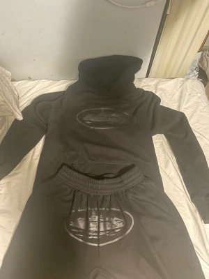 Corteiz tracksuit - Corteiz tracksuit i storlek Medium. Den är i ny skick och har använt den ett fåtal gånger. Priset är inte hugget i sten.