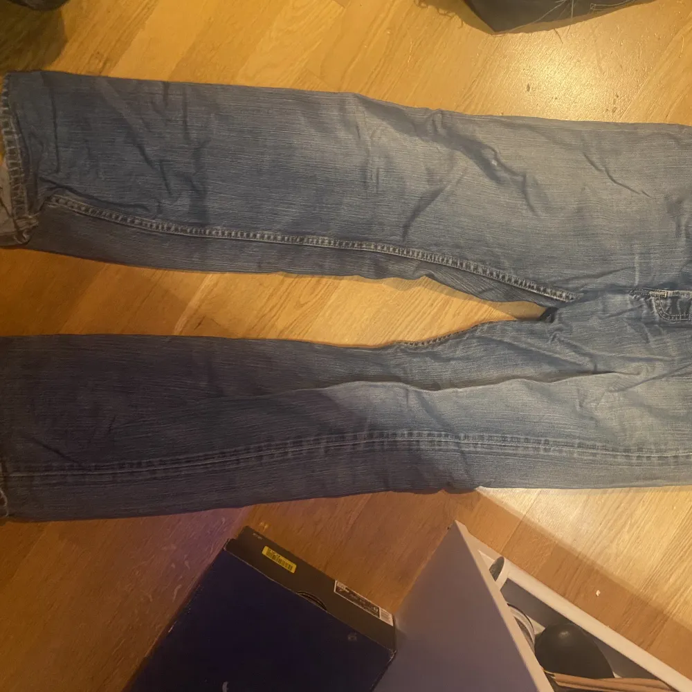 Ett par använda Levis jeans som sitter löst. Jeans & Byxor.