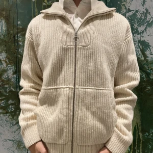 Axel arigato zip tröja - Helt oanvänd stickad Axel Arigato tröja med zip som är slutsåld överallt. Killen i bilden är 186 cm lång. Köparen står för frakt, pris kan även diskuteras så hör gärna av er!