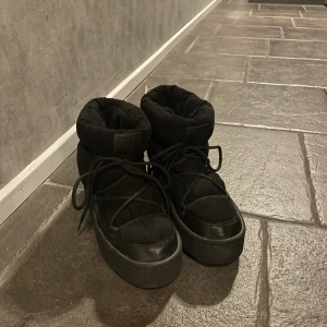 Super fina Vinter skor  - Jag säljer mina jättefina vinterskor, som har används varsamt i mindre än en vinter. Säljer då jag köpt nya. Original pris 500kr Pris kan diskuteras💗💗 Hör gärna av er vid frågor💗💗