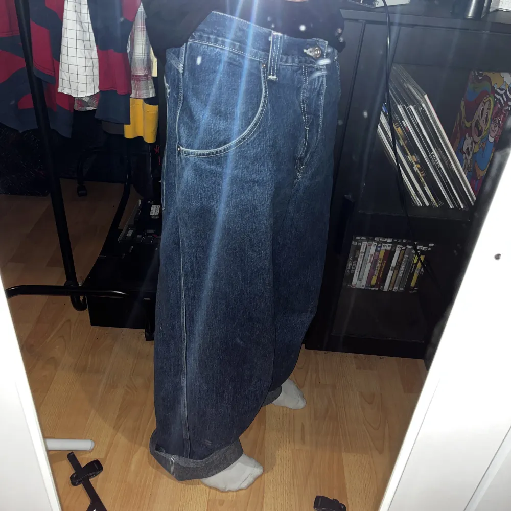Säljer dessa asfeta JNCO jeans då jag känner att jag inte använder de. Slitage i båda hälarna och även några märken precis över men annars är de i bra skick. Det är bara att skriva om det finns frågor eller mer bilder önskas! 🔥. Jeans & Byxor.