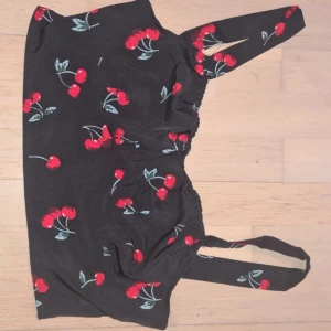 Crop top  - Gullig crop top med körsbär på